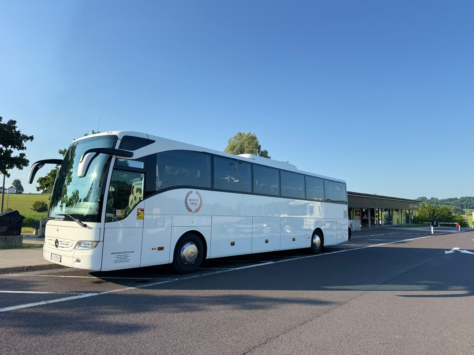 Moderner Reisebus von Aroma Bustouristik